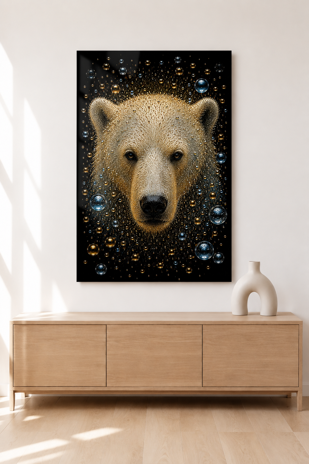Arctic Sovereign gouden ijsbeer wanddecoratie tegen een lichte wand in een minimalistisch interieur