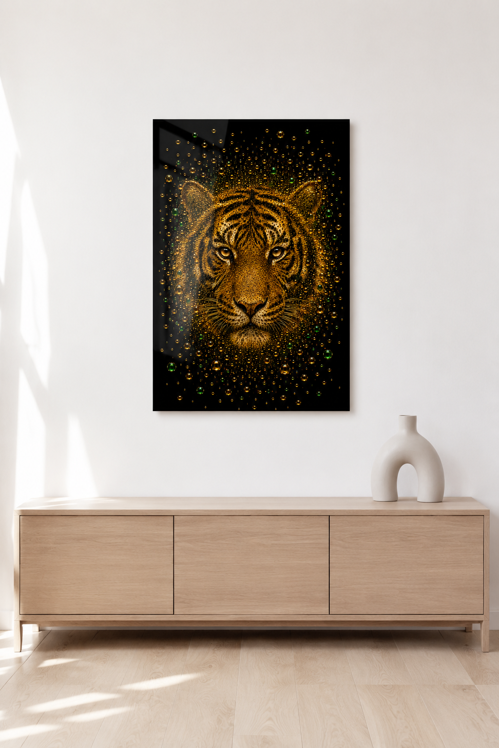 Gouden tijger kunstwerk Emerald Stripes in minimalistisch interieur