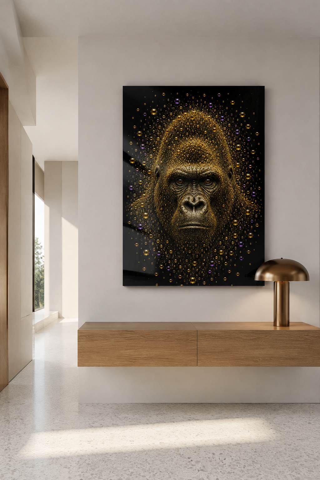 Gouden gorilla kunstwerk The Guardian in een minimalistisch modern interieur